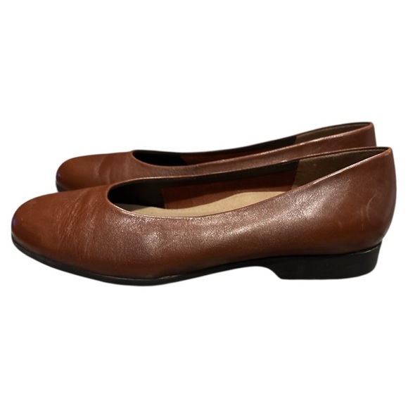 Easy Spirit Brown Leather Flats Timeless Style - Picture 4 of 6